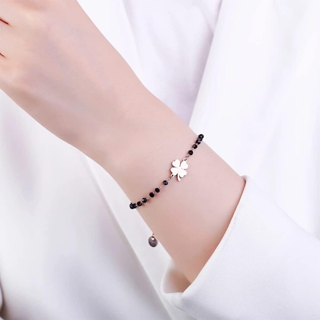 IUDWCG 1 Pcs Bracelet à breloques trèfle porte-bonheur en acier inoxydable avec perles noires et bracelet à breloques porte-bonheur simple (or)